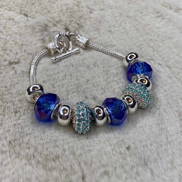 Beautiful Beaded Charm Bracelet NWOT - Picture 2 of 4